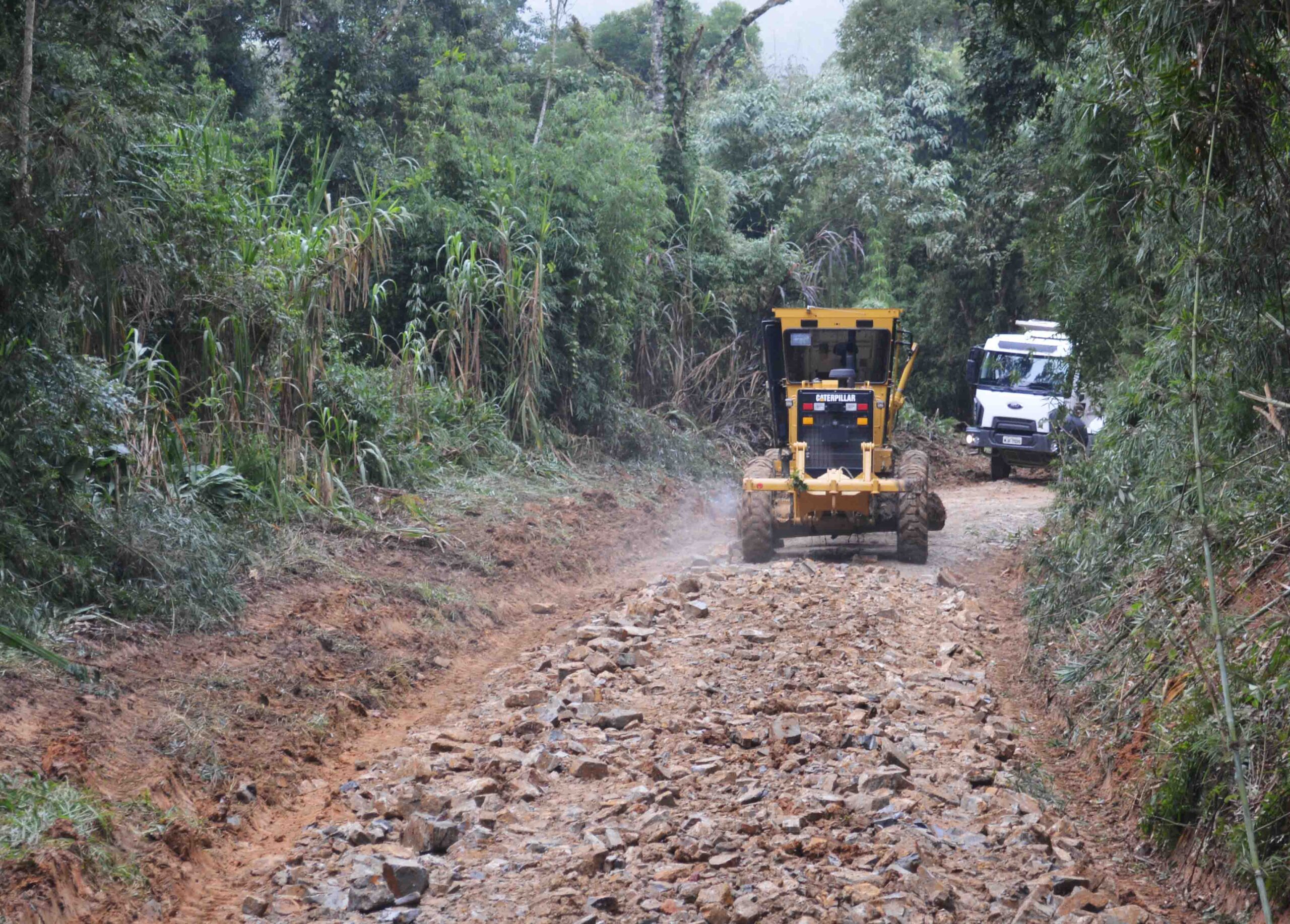 Prefeitura Realiza Ação de Melhorias em Vias do Interior