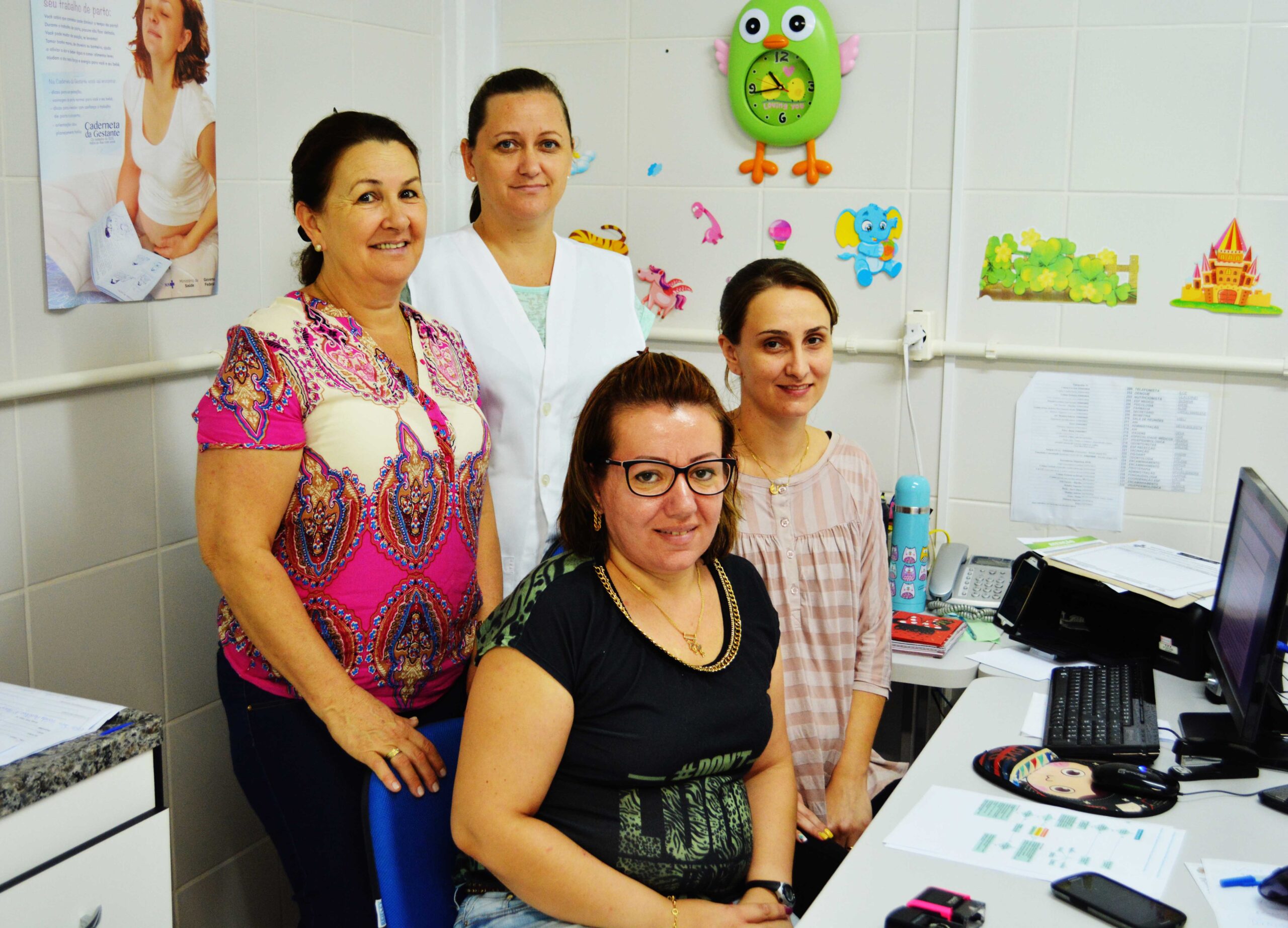 Equipe do ESF Seminário. Sentadas: da esquerda para a direita: de preto - Drª Diane Ribeiro, Enfermeira Danielle Herbst. Em pé, da esquerda pra direita, roupa colorida - Roseli Ziesemer Agente de Saúde, Rosangela Tamanini Téc. de Enfermagem