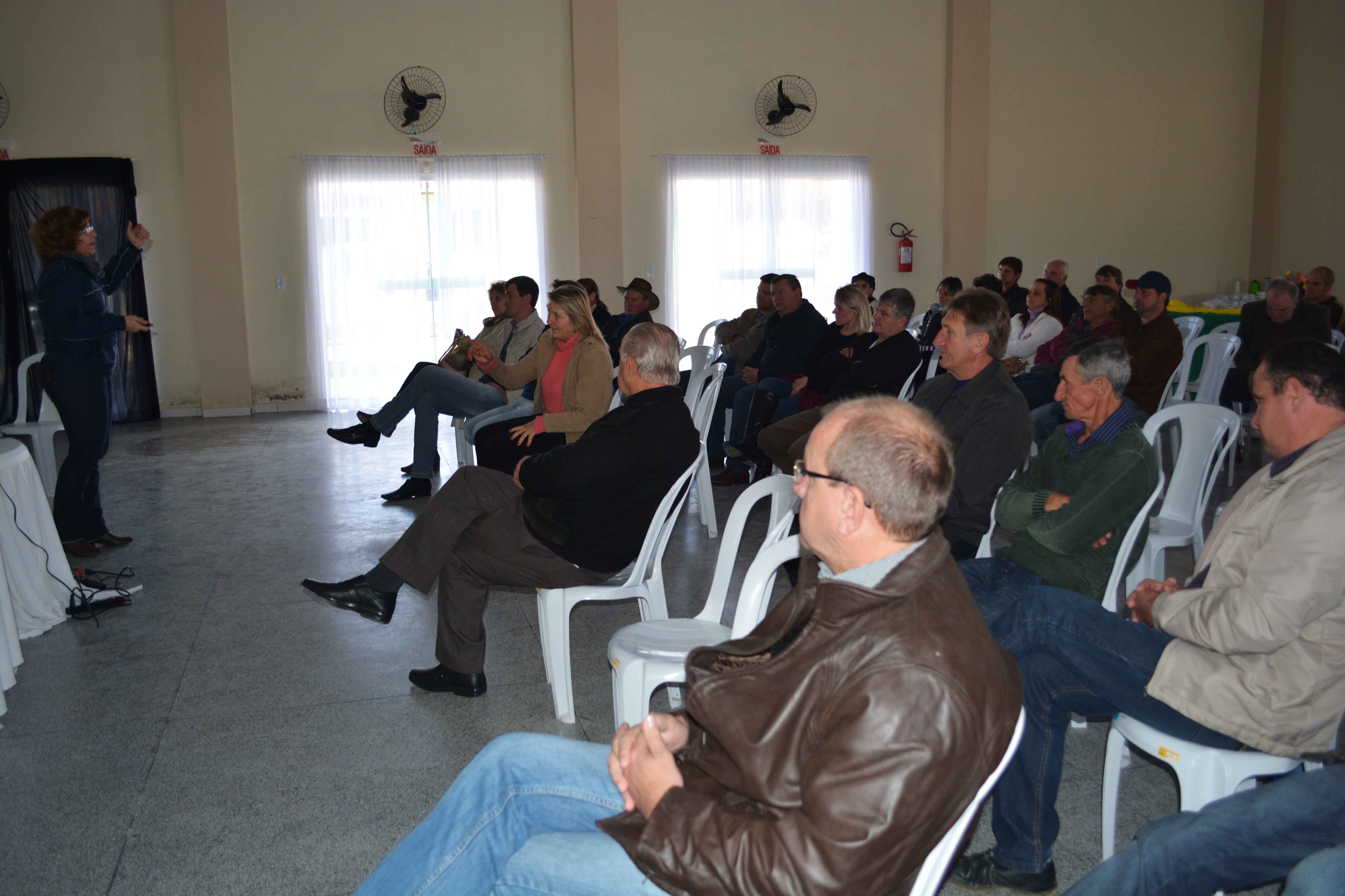 Presidente da Cravil se reuni com Prefeitos e Avicultores em Mirim Doce