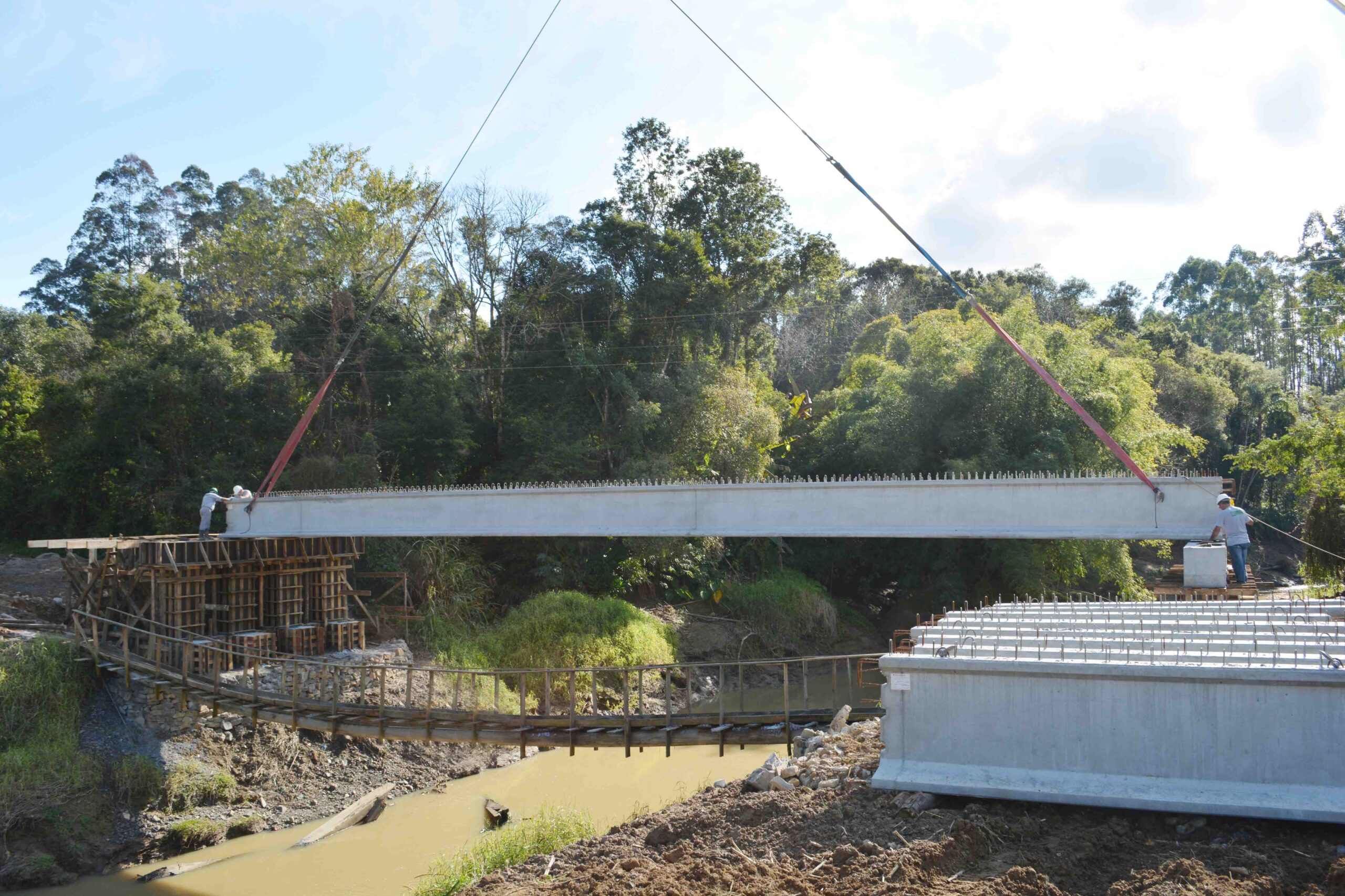 Colocadas as Vigas Longarinas Principais da Ponte de Acesso A Barragem Oeste