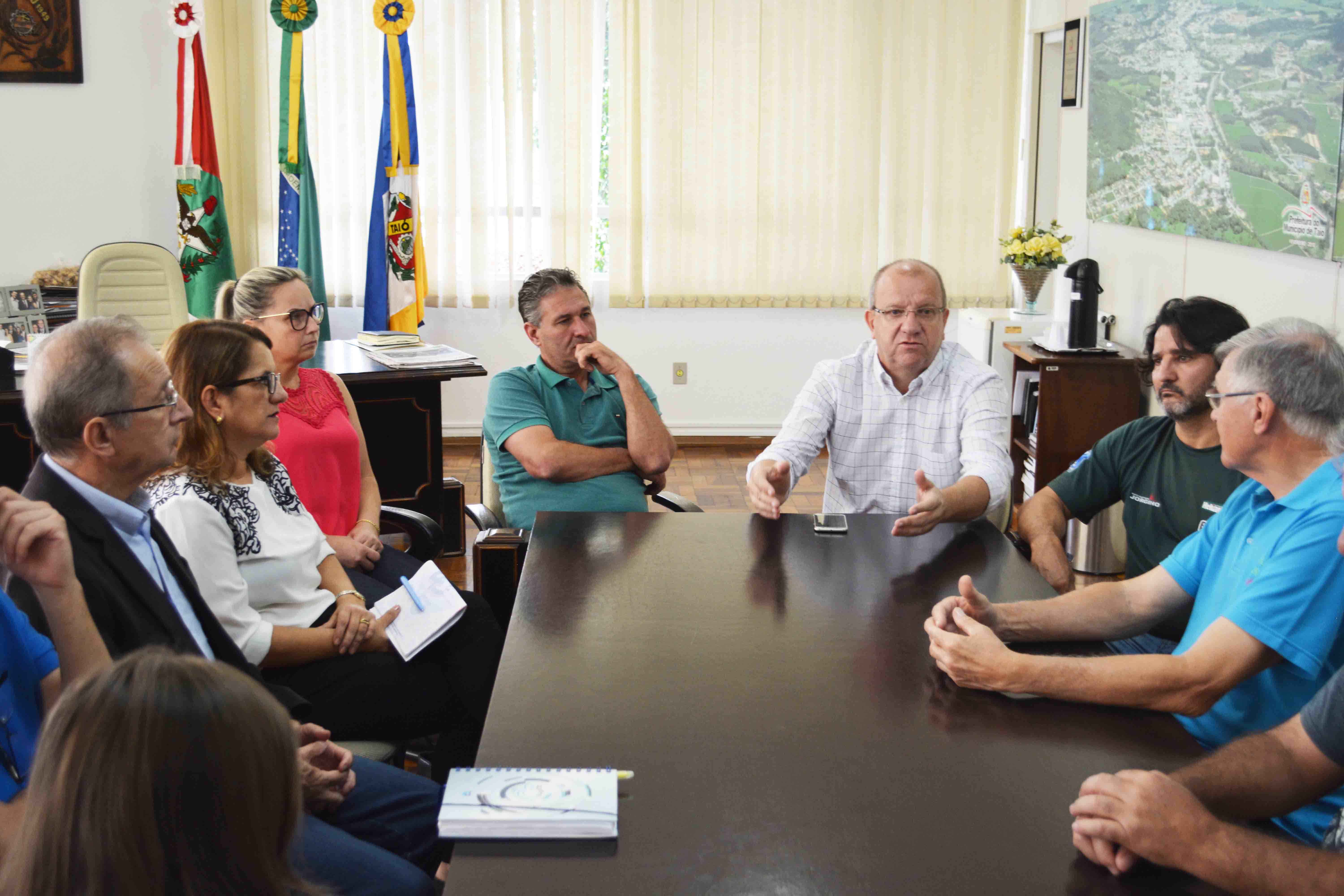 Prefeito Hugo Lembeck recebe Reitor da Unidavi e membros do Del em busca de alternativas para “Roberto Machado”