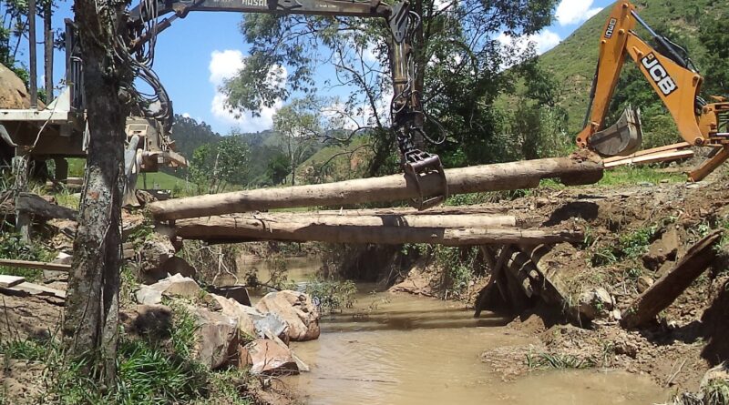 Ponte havia sito levada pelas água de janeiro