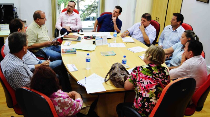 Prefeito Lembeck em reunião com Vereadores