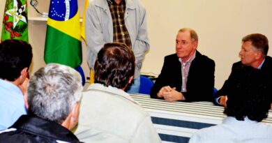 Prefeito Hugo Lembeck participa de Reunião com Secretário Milton Hobus e demais autoridades na sede da SDR em Taió