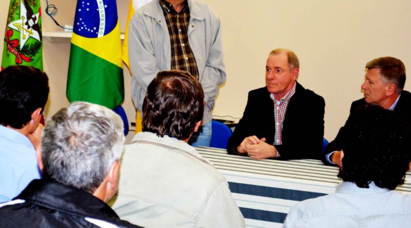 Prefeito Hugo Lembeck participa de Reunião com Secretário Milton Hobus e demais autoridades na sede da SDR em Taió