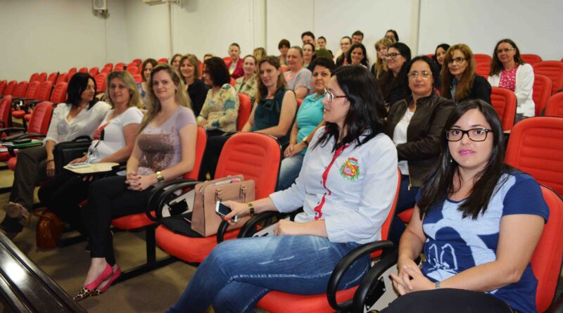 Professores da rede municipal de ensino tem reunião com Consultora de Educação