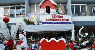 Criançada se diverte com manhã natalina em frente ao paço municipal