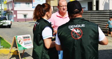 Equipes de Saúde distribuem mais de sete mil folders em dia de combate e orientação contra o mosquito da Dengue.