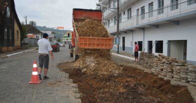 Secretaria de Obras realiza trabalho de reparos na Coronel