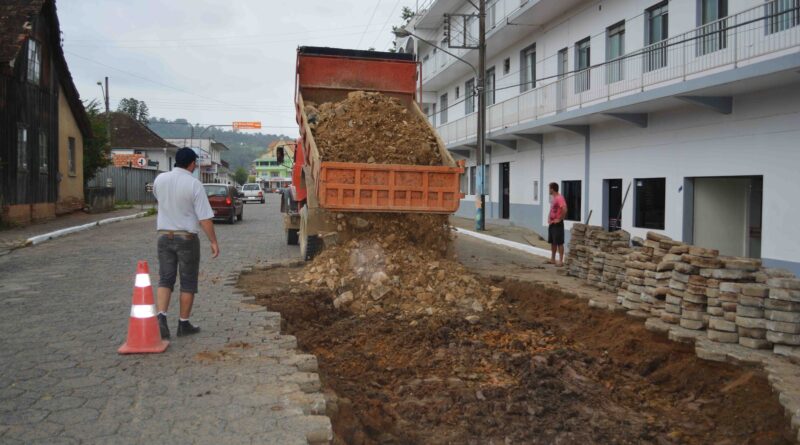 Secretaria de Obras realiza trabalho de reparos na Coronel