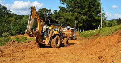 Secretaria de Obras realiza melhorias em pontes e ruas na região da Bracatinga