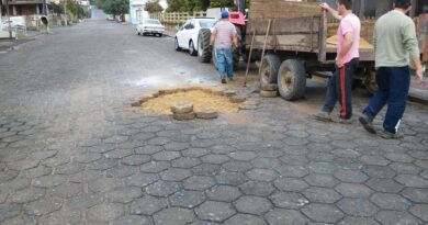 Realizado reparos na Rua Leolpodo Jacobsen e serviços de melhorias no Passo Manso