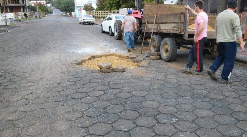 Realizado reparos na Rua Leolpodo Jacobsen e serviços de melhorias no Passo Manso