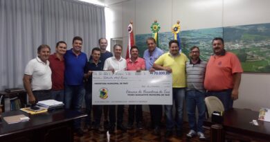 A entrega do cheque simbólico foi realizada no gabinete do Prefeito Almir Guski.