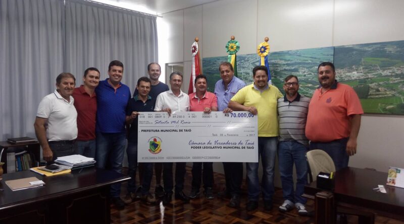 A entrega do cheque simbólico foi realizada no gabinete do Prefeito Almir Guski.