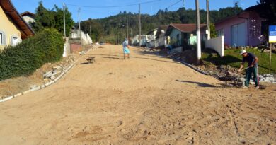 Rua foi pavimentada pelo programa com a participação da comunidade