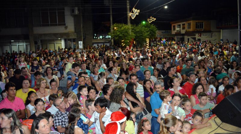 População lota o pátio